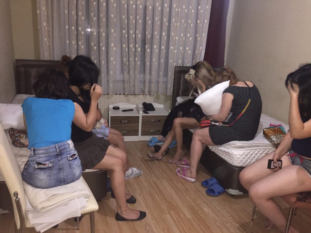 هربا من أعين السلطات.. حفلة جنس جماعي بضعية فلاحية في مراكش