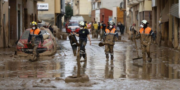 فيديوهات.. إعصار “دانا” المدمر يصل جنوب إسبانيا وتخوفات من وصوله إلى المغرب