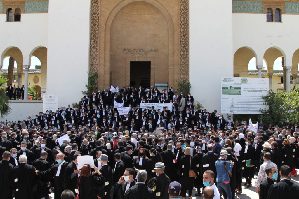 المحامون يوقفون إضرابهم بعد اجتماع مع وزير العدل