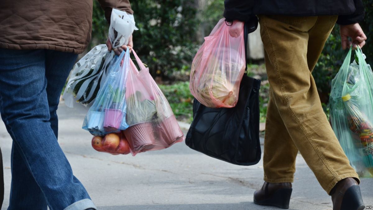 حجز آلاف الأطنان من الأكياس البلاستيكية وإغلاق 655 محلا تجاريا