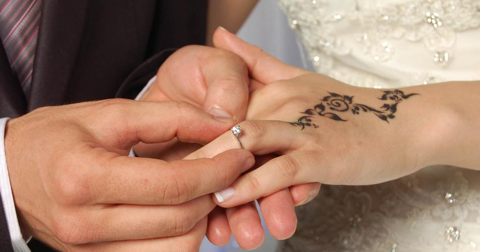 وزيرة الأسرة تنفي دعم المقبلين على الزواج