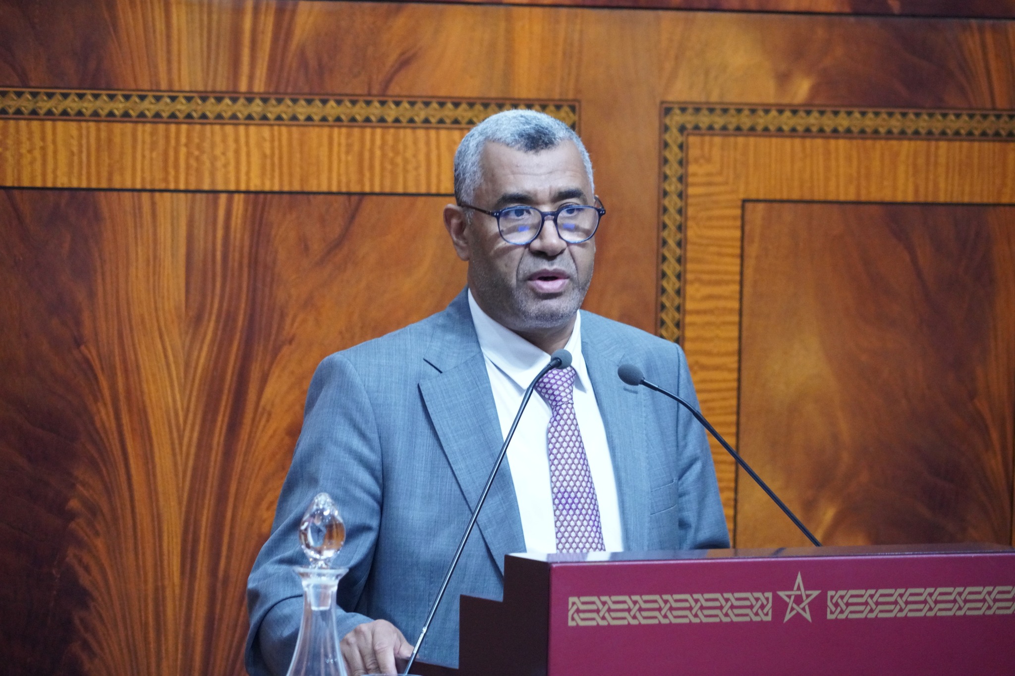 ضوء من المصباح المكسور